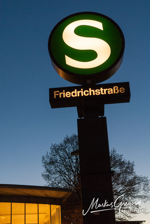 Tränenpalast, Bahnhof Friedrichstraße