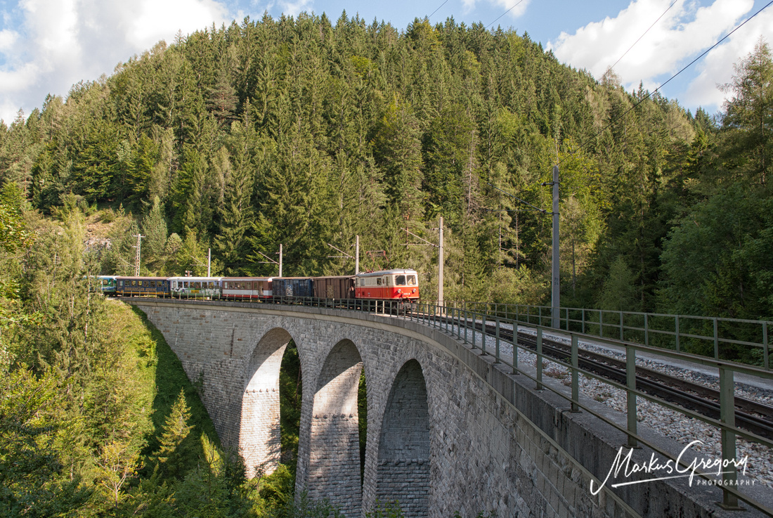 The famous Saugrabenviadukt with a 1099 operated train