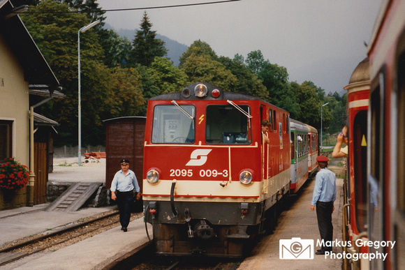 Zugkreuzung in Großhollenstein 2095.009-3